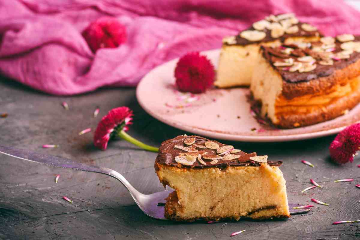fetta di torta alle mandorle