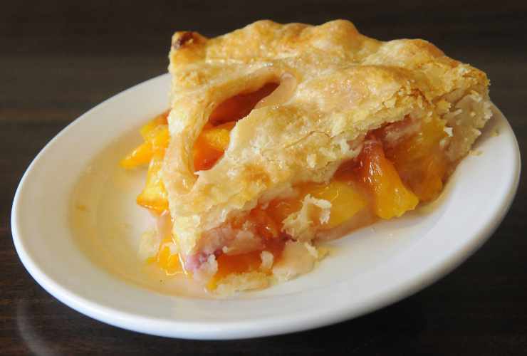 fetta di torta di pesche