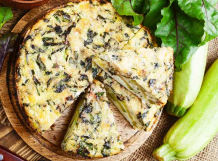 torta di verdure tagliata a fette sopra ad un tagliere