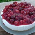 una torta fredda con ciliegie