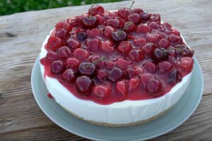 una torta fredda con ciliegie