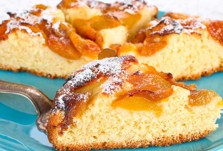 fetta di torta con le pesche