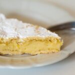 Fetta di torta con zucchero a velo e crema pasticcera