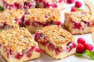Torta farcita con marmellata ai lamponi tagliata a quadrati