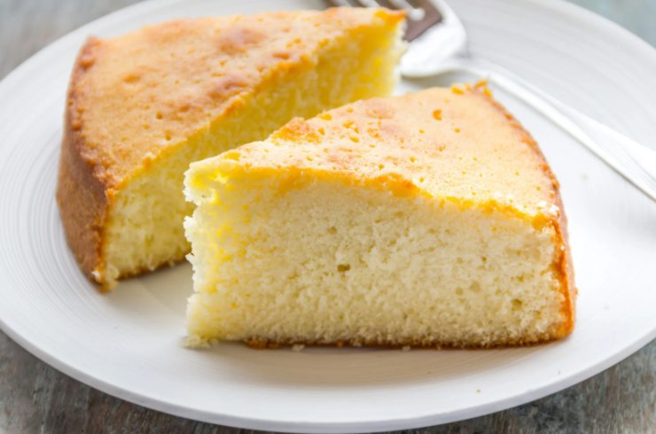 due fette di torta sopra ad un piatto