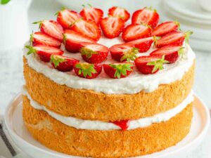 torta con crema e fragole