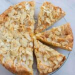 torta con le scaglie di mandorle sopra