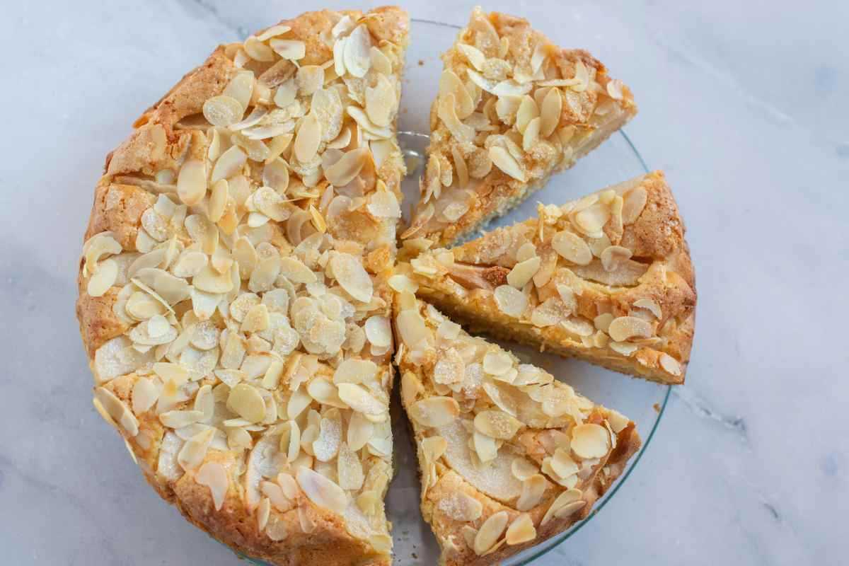 torta con le scaglie di mandorle sopra