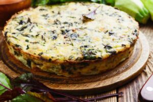 torta di verdure sopra ad un tagliere