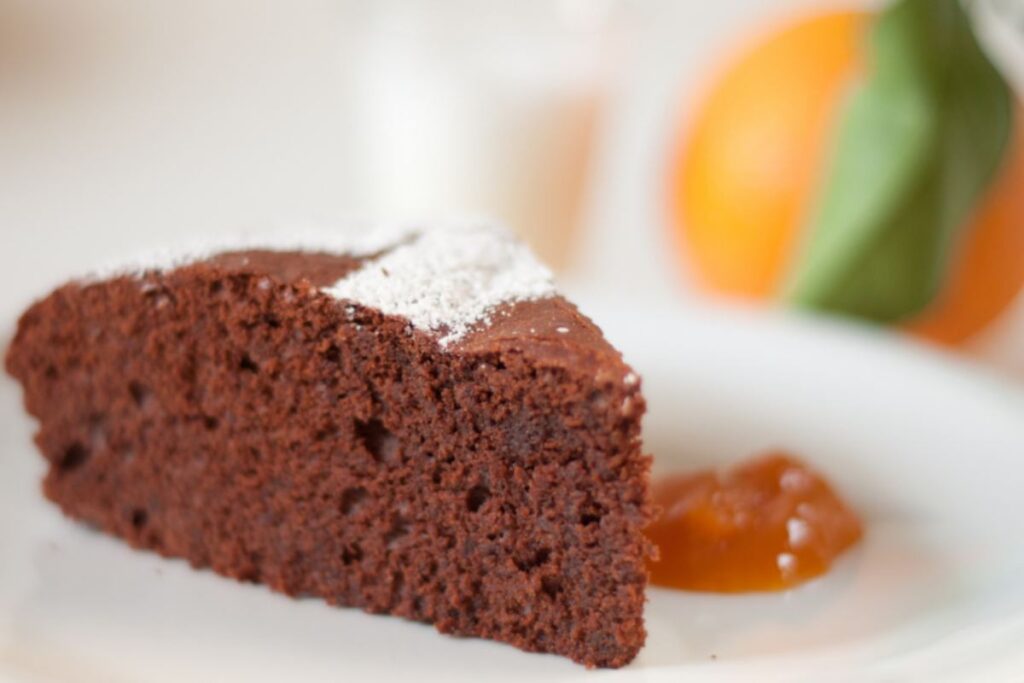 fetta di torta al cioccolato su un piatto