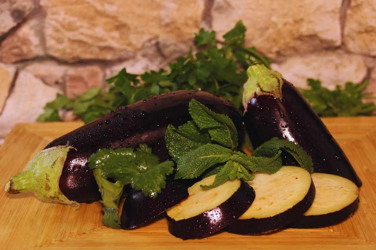 melanzane su un tagliere