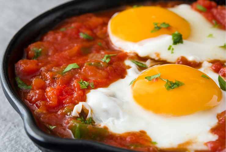 due uova nella padella con il pomodoro