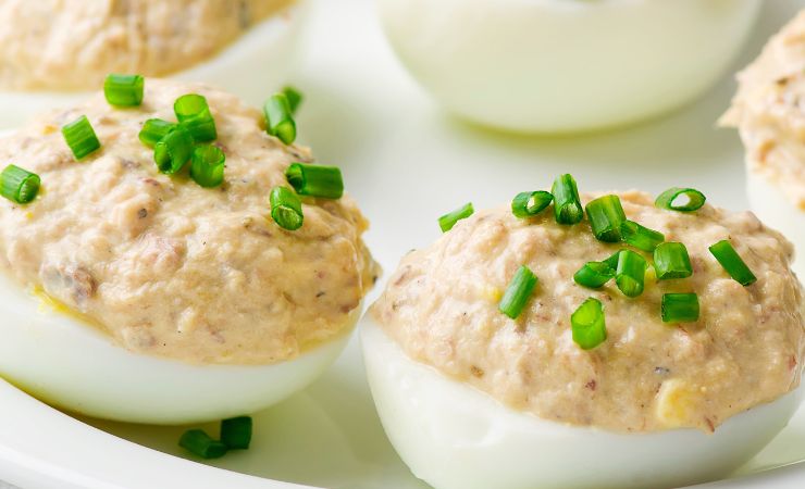 uova ripiene con la salsa tonnata