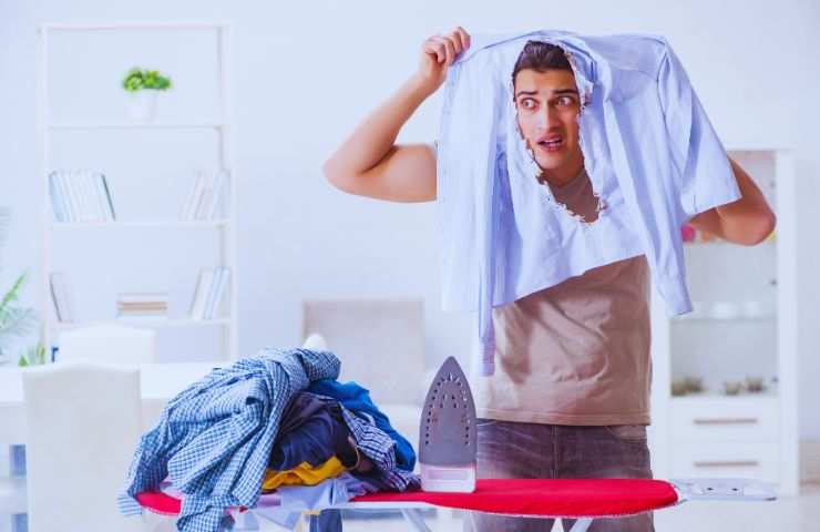 ragazzo brucia vestito