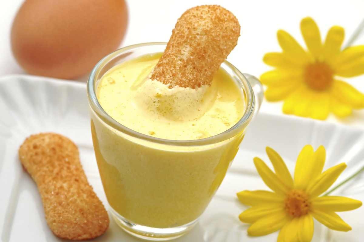 bicchiere di zabaione e pavesini