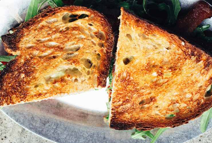 due mezzi panini tostati