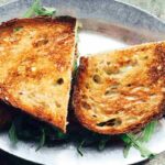 due mezzi panini tostati nel piatto