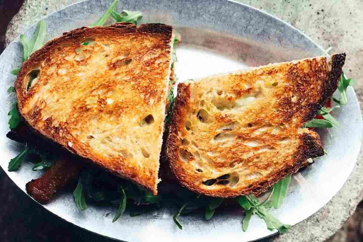 due mezzi panini tostati nel piatto