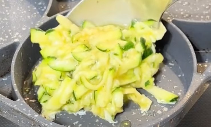 impasto uova e zucchine in padella