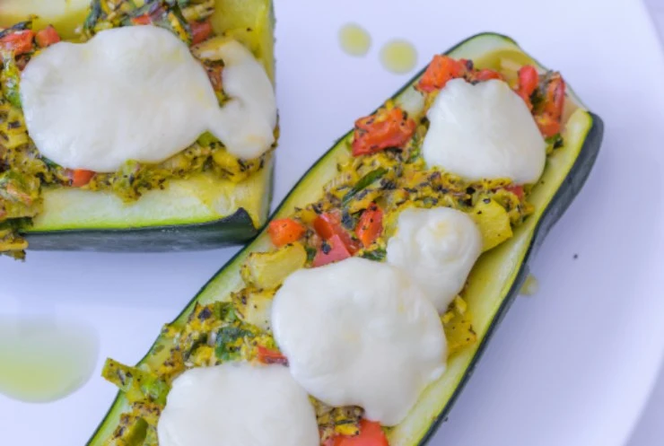 zucchine ripiene con sopra della mozzarella fusa