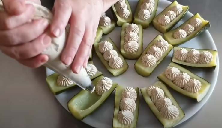 chef mette mousse dentro zucchine