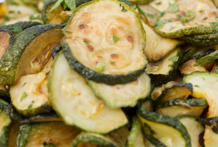 zucchine trifolate in primo piano
