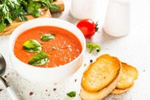 zuppa al pomodoro con accanto dei crostini