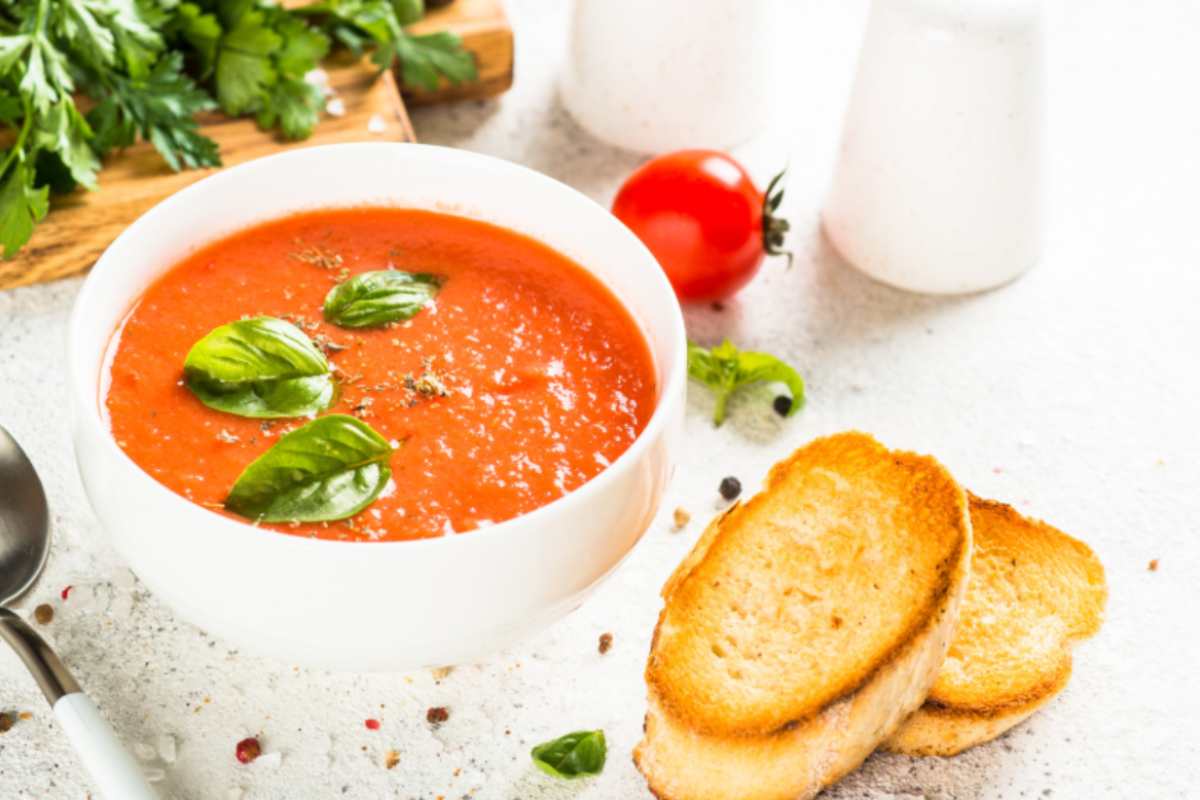 zuppa al pomodoro con accanto dei crostini