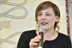 antonia klugmann al microfono