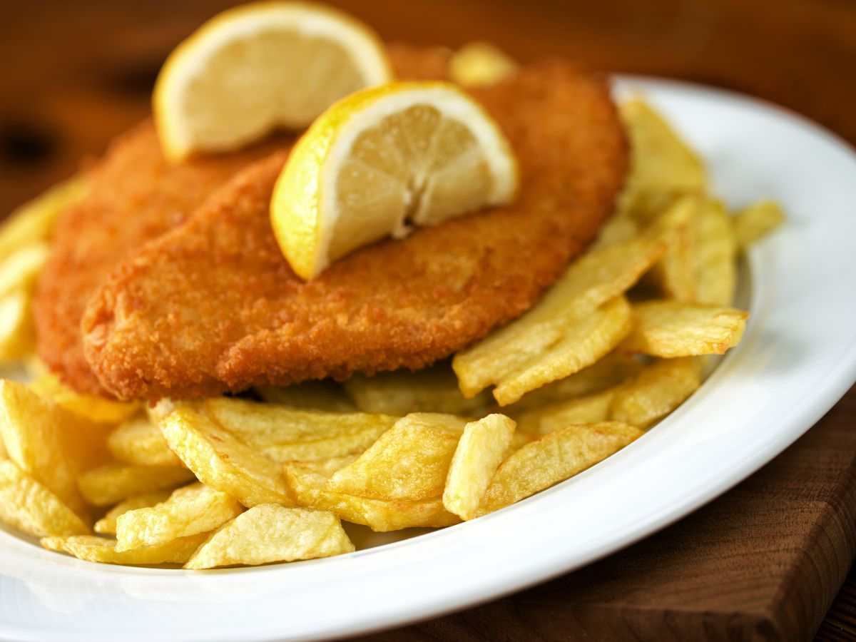cotolette fritte con patatine in un piatto
