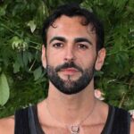 marco mengoni in primo piano con piante alle spalle