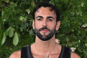 marco mengoni in primo piano con piante alle spalle