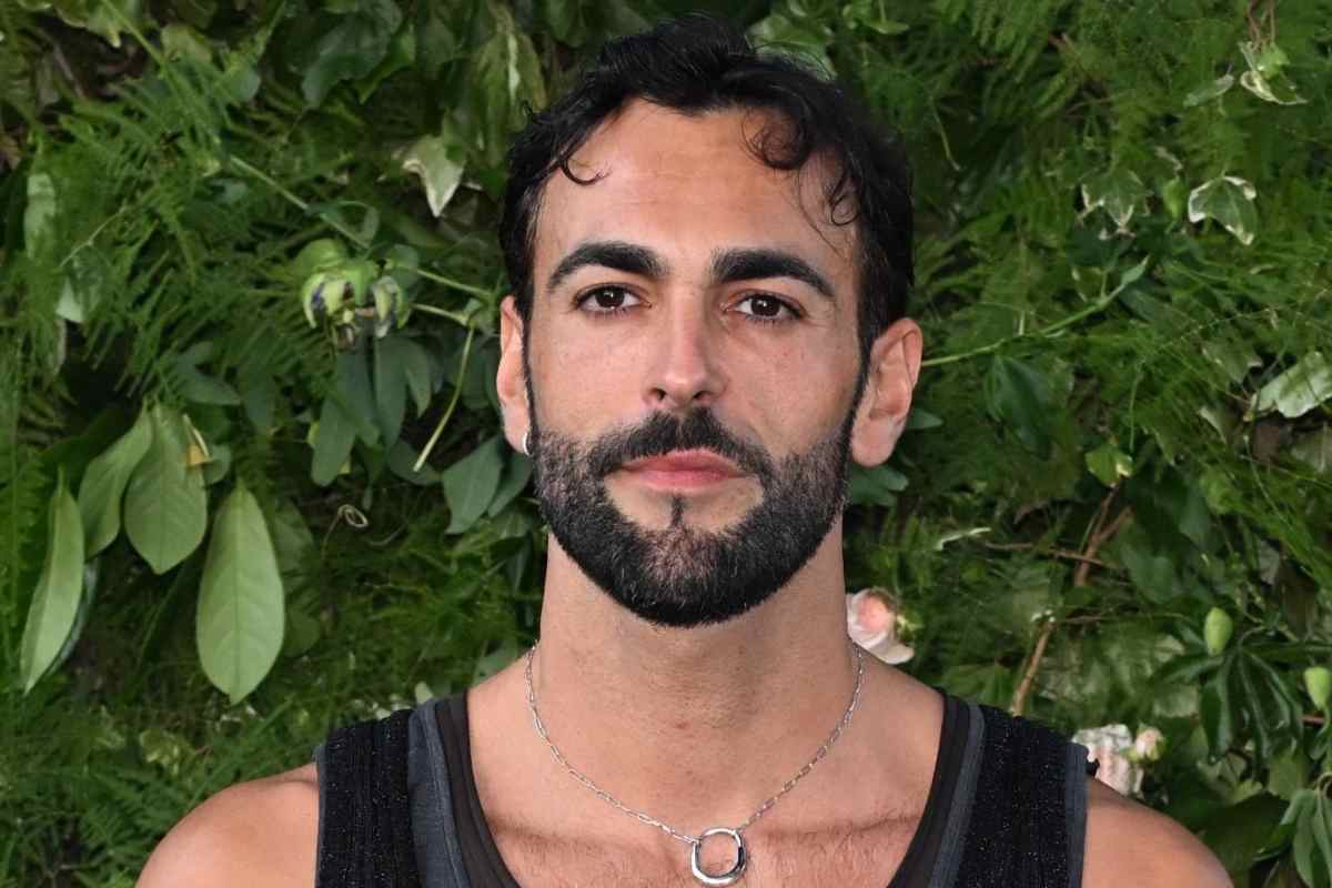marco mengoni in primo piano con piante alle spalle
