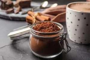 vasetto di polvere di cacao