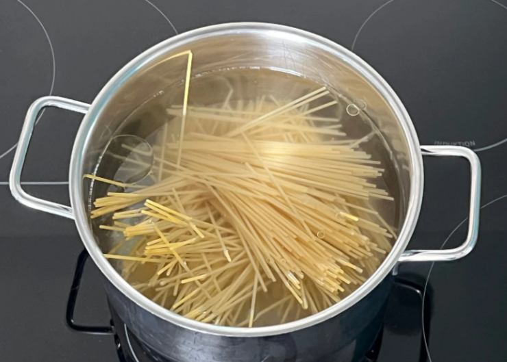spaghetti dentro ad una pentola piena di acqua