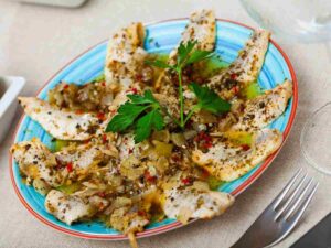 acciughe marinate con spezie in un piatto