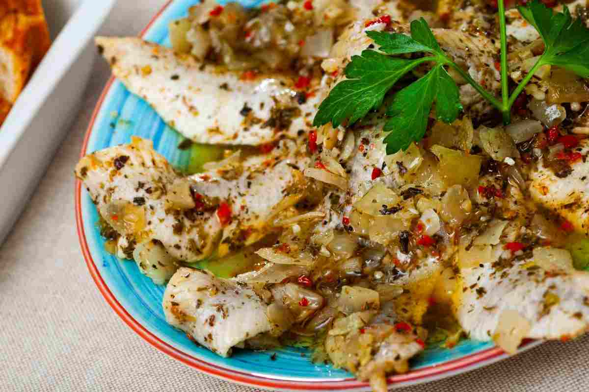 acciughe in un piatto marinate con peperoncino