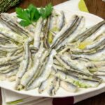 piatto di alice con olio e odori