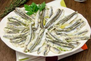 piatto di alice con olio e odori