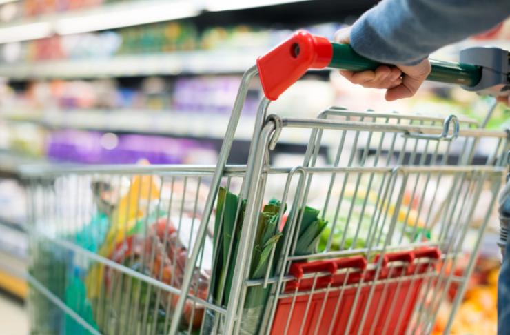 persona al supermercato che spinge il carrello