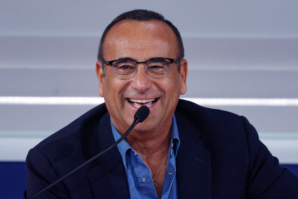 carlo conti sorride con microfono