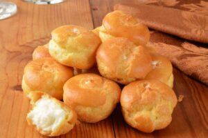 Bignè farciti con crema al formaggio sparsi
