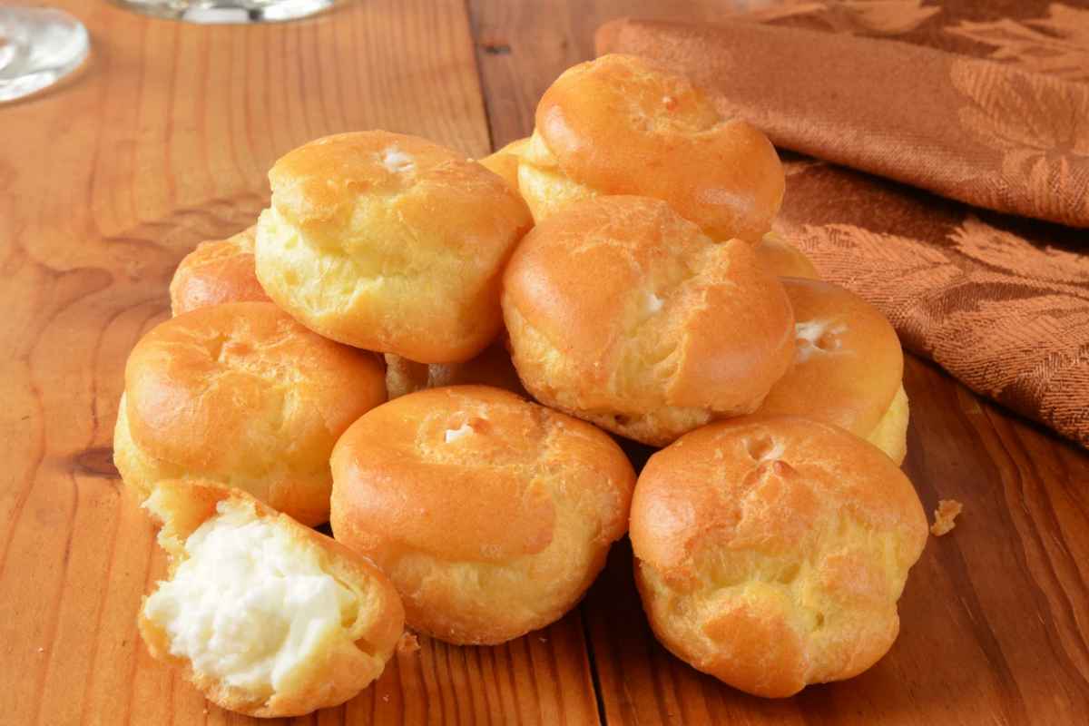 Bignè farciti con crema al formaggio sparsi
