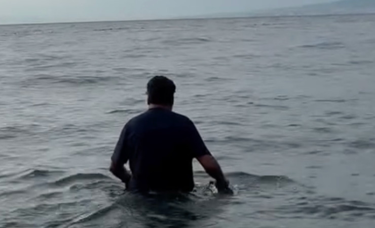 Antonino Cannavacciuolo in mare di spalle