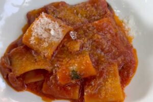 Piatto di paccheri al ragù