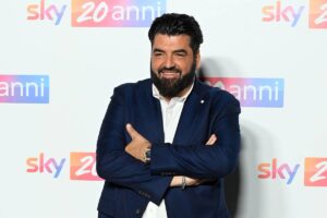 Antonino Cannavacciuolo a braccia conserte e sorridente