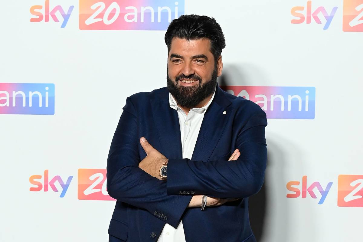 Antonino Cannavacciuolo a braccia conserte e sorridente