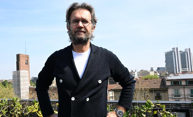 Carlo Cracco in piedi con panorama sullo sfondo