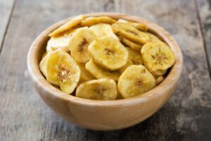 ciotola sul tavolo con le chips di banane