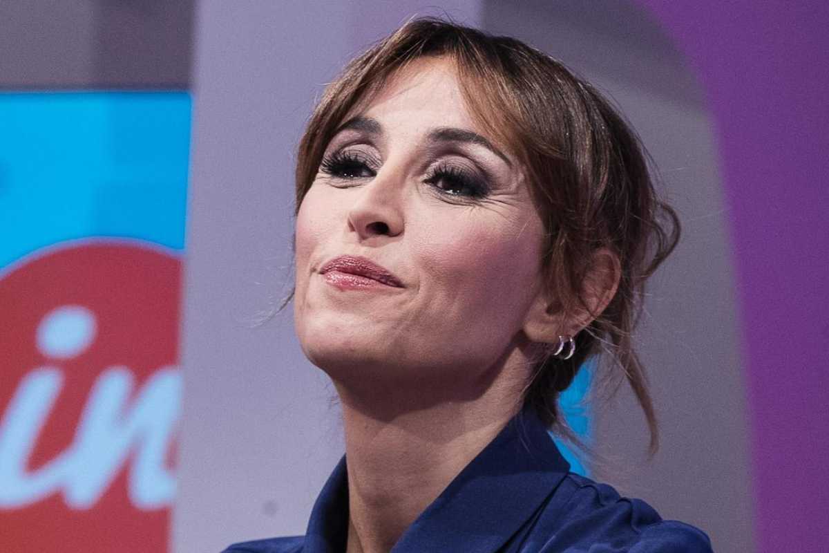 Benedetta Parodi con capelli raccolti